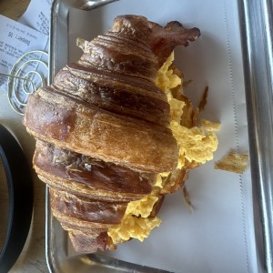 Croissant de Tocino y Huevo