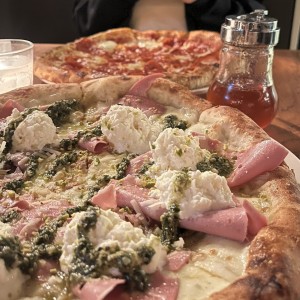 Pizza de mortadela, stracciatella y pesto