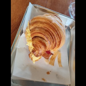 Crossaint de bacon queso y huevo $10