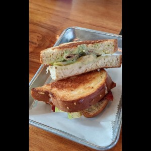 Emparedado de aguacate con bancon $12.50