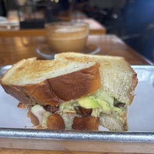 Sandwich de aguacate y bacon