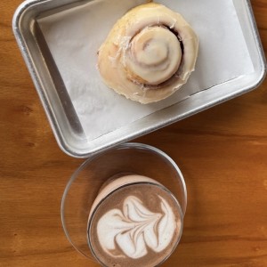 Roll de canela y chocolate caliente