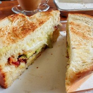 Emparedado de Baccon y aguacate 