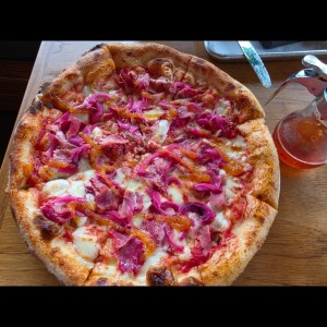 Pizza Hawaina con honey spicy