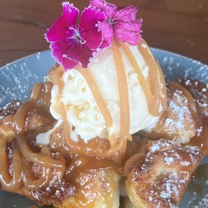Pastel de manzana con helado artesanal