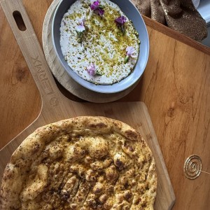 Flatbread spice con dip de queso fetta 