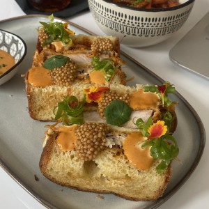 Sandwich de puerco con semillas de mostaza