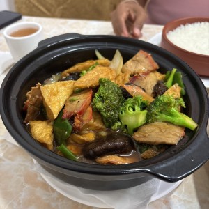 Tofu con vegetales y carnes 