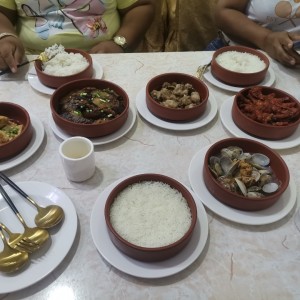 Pedimos tofu con puerco, berenjenas rellans de puerco, costillas, patita de gallina, almejas y arroz de jazmin