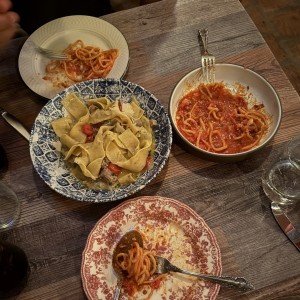 bucatini all?amatriciana y pappardelle di manzo