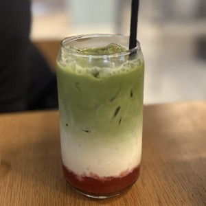 Matcha latte con fresa