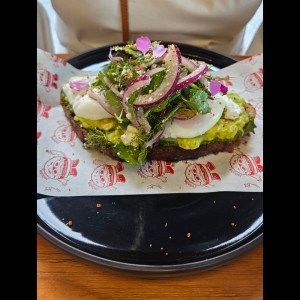 TOSTADAS + DULCES - MIDORI AVO TOAST