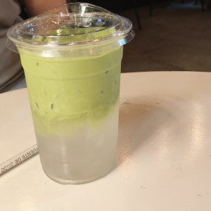 Matcha con agua de coco
