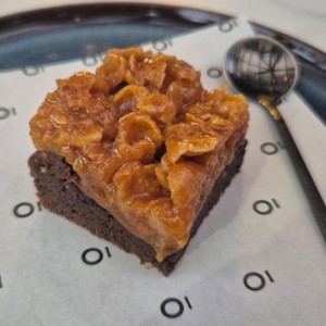 Brownie con hojuelas y caramelo