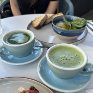 Matcha latte - Hummus con pan de masa madre