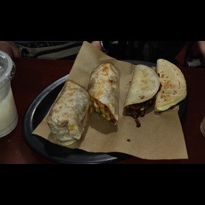 burrito de carne y taco de hongos.