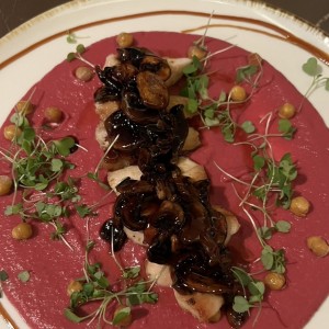 Pollo con humus y hongos glaseados