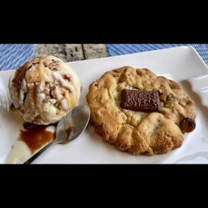 Galleta caliente con helado 