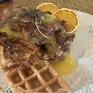 Waffle con pollo en salsa naranja