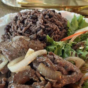 Bistec encebollado con arroz moro