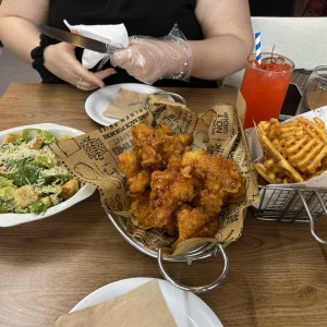 Ensalada Cesar, Bonelles honey garlic y fries