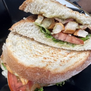 Sandwich de pollo y crema de agyacate