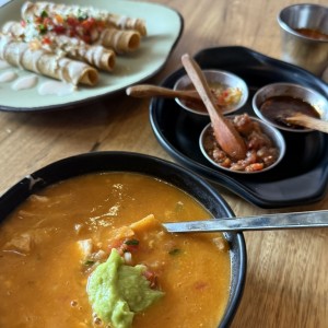 Sopa de tortilla, flautas de pollo, chiles. 