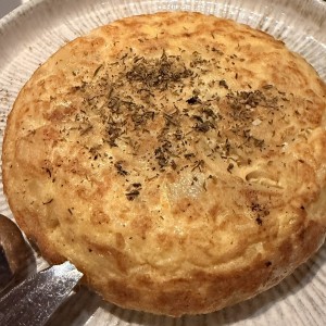 Tortilla de queso de cabra y cebollas caramelizadas