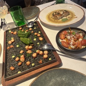 Arroz negro con pulpo y almejas 