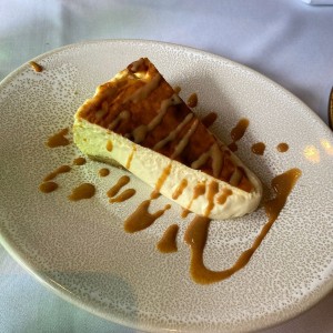 Tarta vasca con salsa de cardamomo