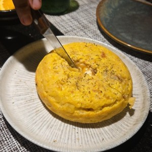 tortilla caramelizada con queso de cabra