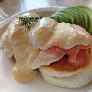 Fluffy pancakes benedictino