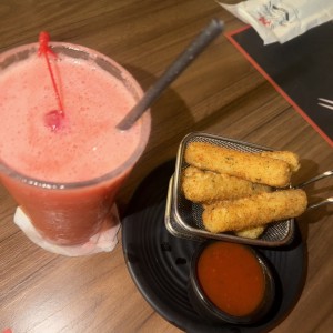 Limonada de fresa con deditos de mozarella 