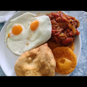 Desayuno panameño (carne entomatado,) huevos y tortilla con hojaldra 