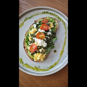 DESAYUNOS - BUNGLA AVOCADO TOAST