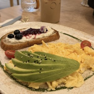 DESAYUNOS - BUNGLA AVOCADO TOAST