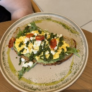 DESAYUNOS - BUNGLA AVOCADO TOAST