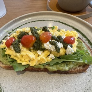 DESAYUNOS - BUNGLA AVOCADO TOAST