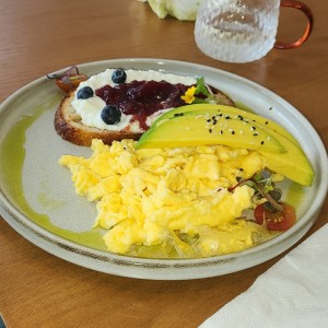 DESAYUNOS - BUNGLA AVOCADO TOAST