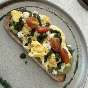 DESAYUNOS - BUNGLA AVOCADO TOAST