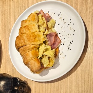 Croissant de jamon con queso