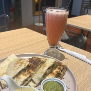 Quesadillas y limonada de fresa