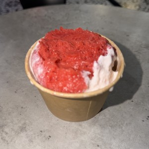 Helado mediano rosas y fresa