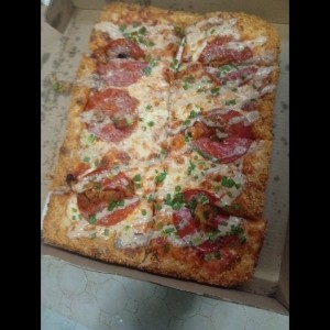pizza con borde chicharron