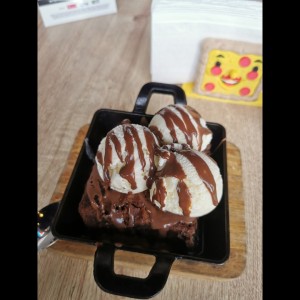 Brownie con helado