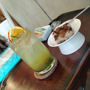 Soda de agua con gas y uvas