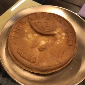 Moneda rellena de queso
