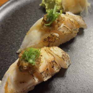 Nigiri de Tai japones, puerco con mantequilla de yuzo y flameado