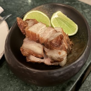 Chicharrones marinados con romero y limón de patio