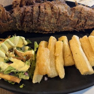 Corvina frita grande con yuka y ensalada 